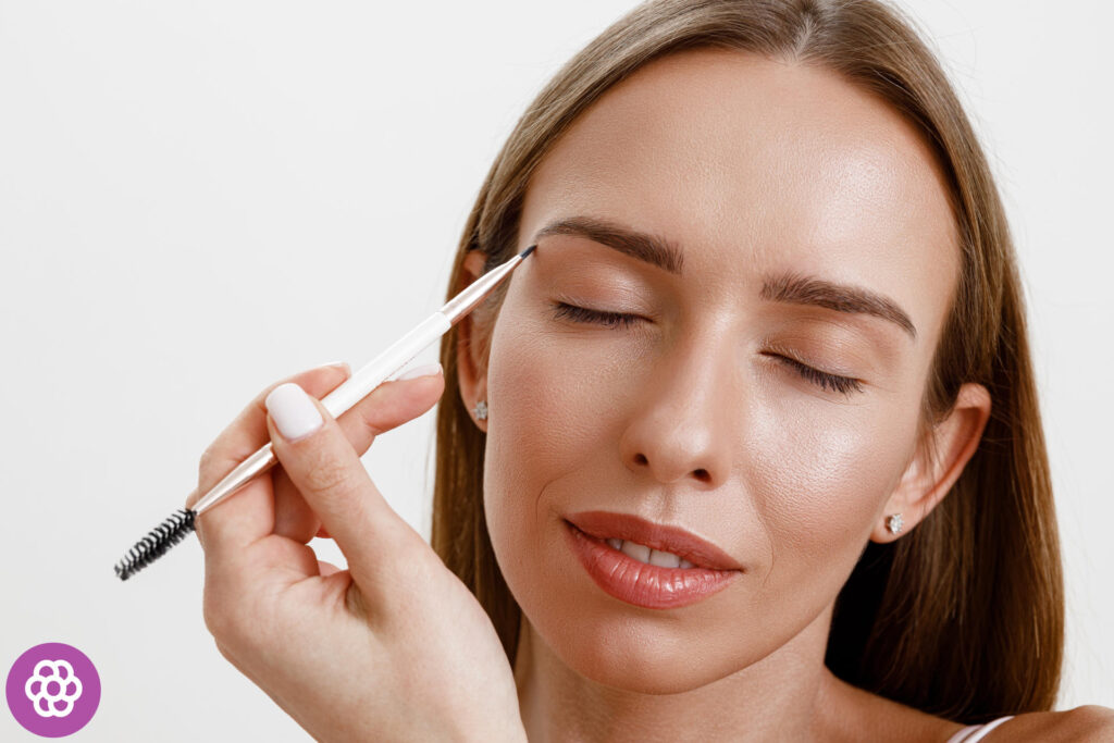 cómo lavar las cejas después del maquillaje permanente